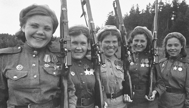Девушки-бойцы с винтовкой Мосина