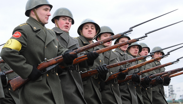 Солдаты Советской армии с винтовкой Мосина